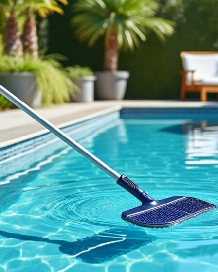 découvrez comment un filet de piscine à manche télescopique peut simplifier l'entretien de votre piscine et vous faire gagner un temps précieux.