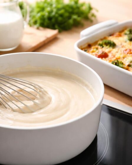découvrez notre recette de béchamel sans beurre, idéale pour alléger vos gratins tout en conservant une texture crémeuse et savoureuse.