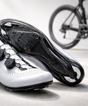découvrez les chaussures à semelles en carbone et leurs avantages pour les cyclistes : légèreté, rigidité et performance optimisée pour améliorer chaque coup de pédale.