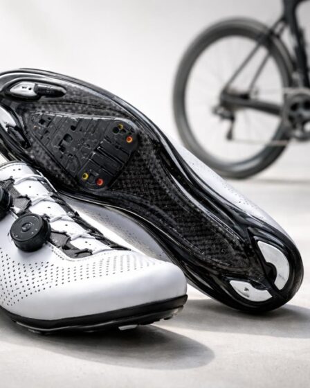 découvrez les chaussures à semelles en carbone et leurs avantages pour les cyclistes : légèreté, rigidité et performance optimisée pour améliorer chaque coup de pédale.