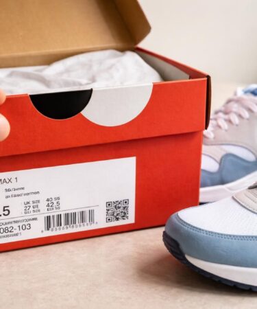 découvrez comment vérifier facilement le numéro de série d'une chaussure nike directement sur la boîte pour garantir l'authenticité de votre achat.