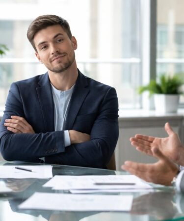 découvrez des stratégies efficaces pour maîtriser l'art de ne pas répondre intentionnellement et ainsi garder le contrôle total de vos conversations.