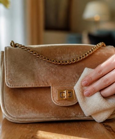 découvrez nos conseils pratiques pour entretenir votre sac en satin ou velours et prolonger sa durée de vie tout en conservant son éclat et sa douceur.